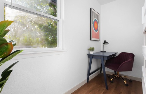 South Lamar House | Cozy-Chic 2BR Patio Ideal for Groups