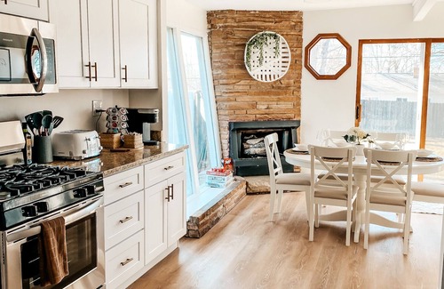 St. Charles House | Cozy, Chic 4 -bedroom Oasis in Geneva, IL