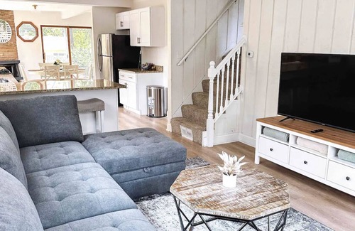 St. Charles House | Cozy, Chic 4 -bedroom Oasis in Geneva, IL