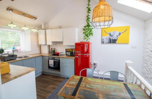 Babbacombe House | Cozy, Chic, Dairy Cottage near to Beach & Shops- Parking