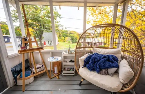 Auburn House | Cozy-chic getaway to all the best spots in Maine