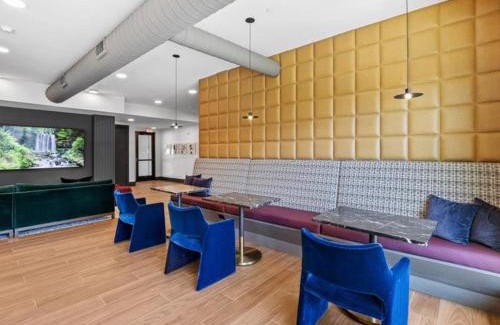 Scofield Farms Apartment | Cozy Cityscape w Pool, BBQ, Lounge, Gym & Parking