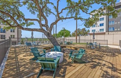Scofield Farms Apartment | Cozy Cityscape w Pool, BBQ, Lounge, Gym & Parking