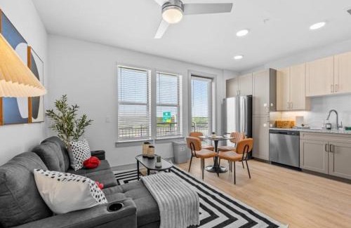 Scofield Farms Apartment | Cozy Cityscape w Pool, BBQ, Lounge, Gym & Parking