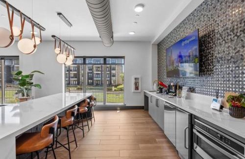 Scofield Farms Apartment | Cozy Cityscape w Pool, BBQ, Lounge, Gym & Parking