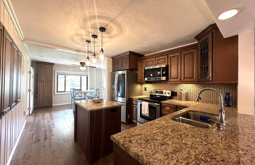Pinellas Park House | COZY CLASSIC AND MODERN HOME-BBQ NEAR BEACH/SHOPS/RESTAURANTS/MARINA/RECREATION!