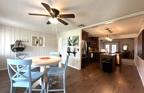 Pinellas Park House | COZY CLASSIC AND MODERN HOME-BBQ NEAR BEACH/SHOPS/RESTAURANTS/MARINA/RECREATION!