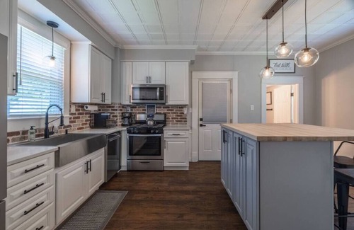 St. Charles House | Cozy & Classic in St. Charles, 5 Mins. to Main St!