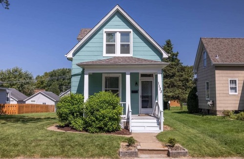 St. Charles House | Cozy & Classic in St. Charles, 5 Mins. to Main St!