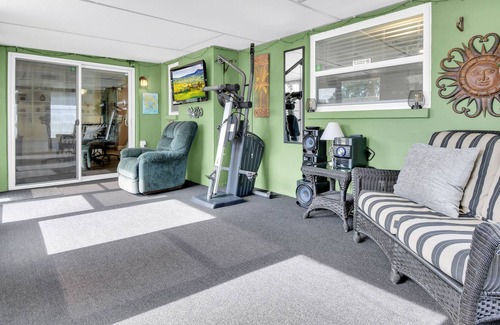 Walsingham House | Cozy clean 2/2 close to the beaches + lanai + firepit + private fenced yard