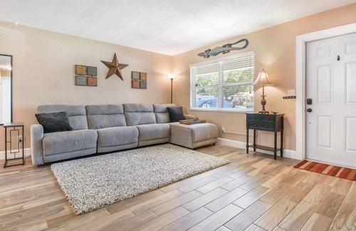 Walsingham House | Cozy clean 2/2 close to the beaches + lanai + firepit + private fenced yard