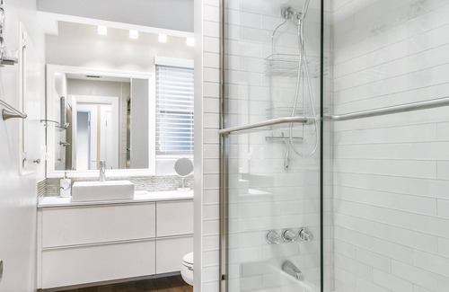 Walsingham House | Cozy clean 2/2 close to the beaches + lanai + firepit + private fenced yard