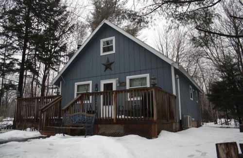 Pocono Summit Ski Chalet | COZY & CLEAN! 2 BR Pocono MTN Chalet w GREAT location!
