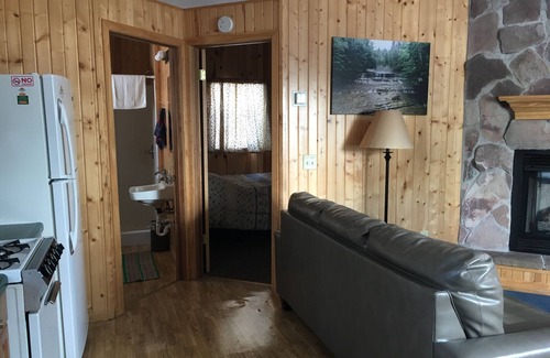 Au Train Cabin | Cozy, clean cabin! Snowmobile, Ice fishing, ice climb, Eben Ice caves! Parking