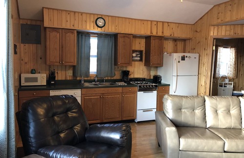 Au Train Cabin | Cozy, clean cabin! Snowmobile, Ice fishing, ice climb, Eben Ice caves! Parking