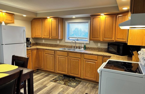 Clayton Apartment | Cozy, Clean, Convenient and Spacious 3-bedroom apartment in beautiful Clayton.