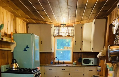 Wetmore Cottage | Cozy & clean cottage on lake near Pictured Rocks