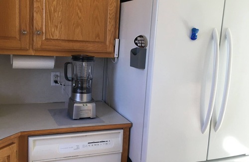 Council Bluffs House | Cozy, Clean & Quiet. Home in the Hills. Close to DT Omaha; Market; Zoo; Gardens