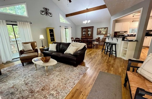 Clarkesville House | Cozy, clean, spacious in town cottage