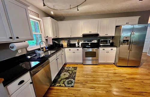 Clarkesville House | Cozy, clean, spacious in town cottage