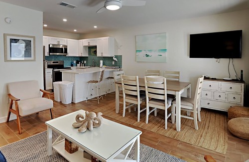 Ono Island Condo | Cozy Coastal Condo with Delightful Upgrades – Quick Walk to the Sand