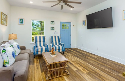 Henderson Point House | Cozy Coastal Cottage w/ dock, boat launch and a pool!!