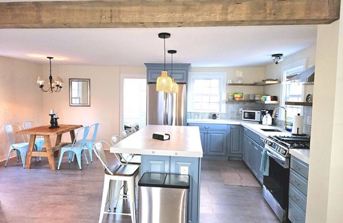 New London House | Cozy Coastal Cottage.