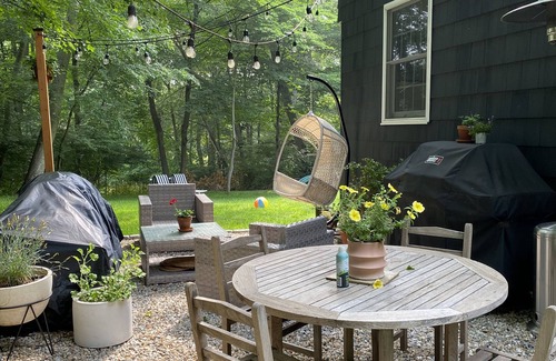 Darien House | Cozy Coastal Retreat w/Detached Office Near NYC