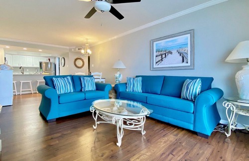 Thomas Drive Condo | Cozy Coastal Gulf Front Condo Free Chairs! PW 309
