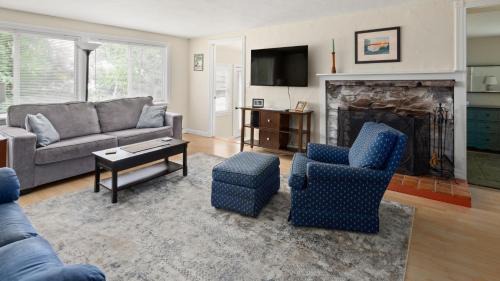Malletts Bay House | Cozy Colchester Cabin near Lake
