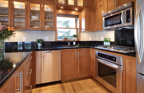 Whistler Cay Estates House | Cozy & colourful Whistler log cabin 5 minutes to village and ski hill