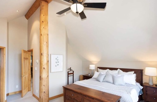 Whistler Cay Estates House | Cozy & colourful Whistler log cabin 5 minutes to village and ski hill