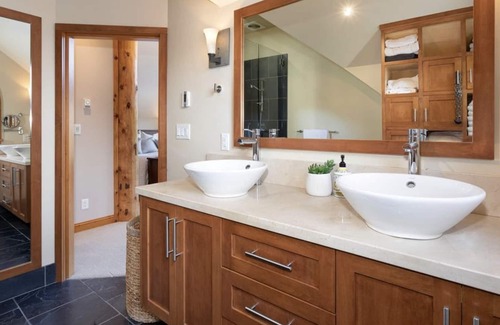 Whistler Cay Estates House | Cozy & colourful Whistler log cabin 5 minutes to village and ski hill