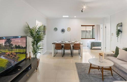 Robertson House | Cozy Comfort 4BR near Malls and Transport