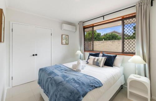 Robertson House | Cozy Comfort 4BR near Malls and Transport