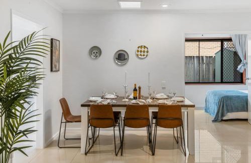 Robertson House | Cozy Comfort 4BR near Malls and Transport