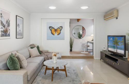 Robertson House | Cozy Comfort 4BR near Malls and Transport
