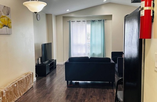 Fort Gary House | Cozy comfort home on pembina highway 5 min to UoM ,downtown