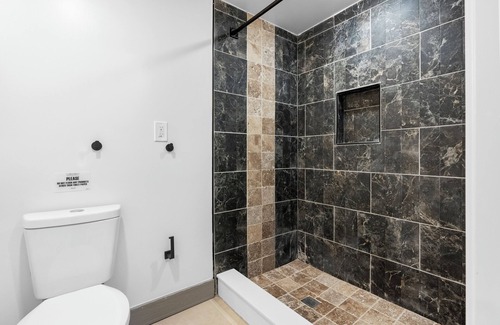 West Philadelphia Apartment | Cozy Comfortable and Quiet Queen Suite