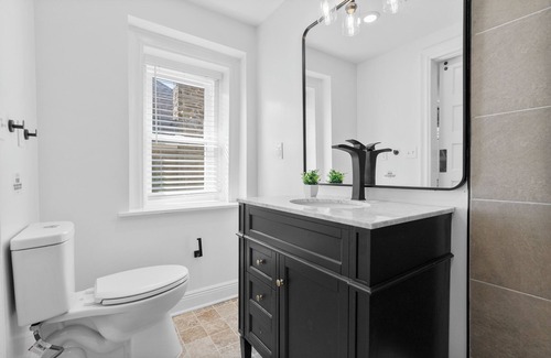 West Philadelphia Apartment | Cozy Comfortable and Quiet Queen Suite