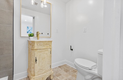 West Philadelphia Apartment | Cozy Comfortable and Quiet Queen Suite
