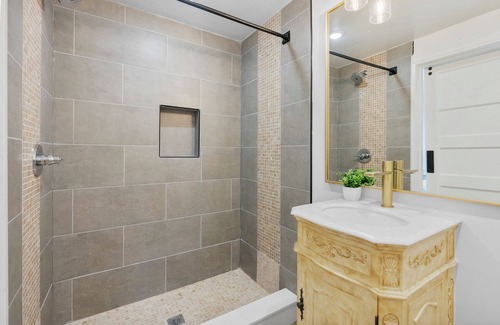 West Philadelphia Apartment | Cozy Comfortable and Quiet Queen Suite