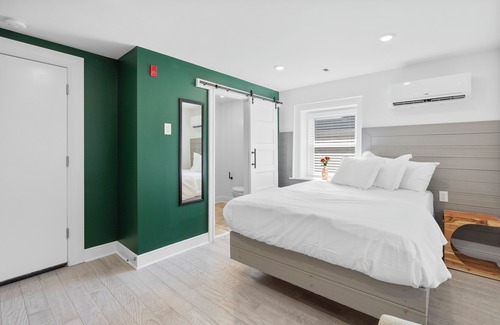 West Philadelphia Apartment | Cozy Comfortable and Quiet Queen Suite