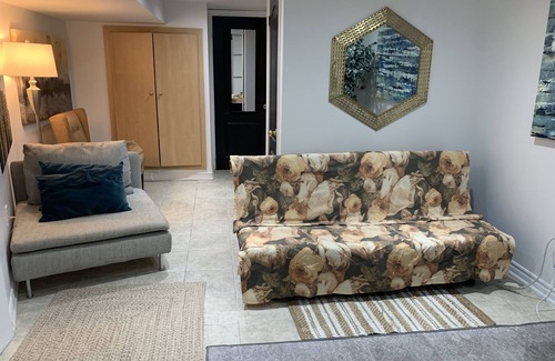 Earlscourt Apartment | cozy comfortable basement apartment