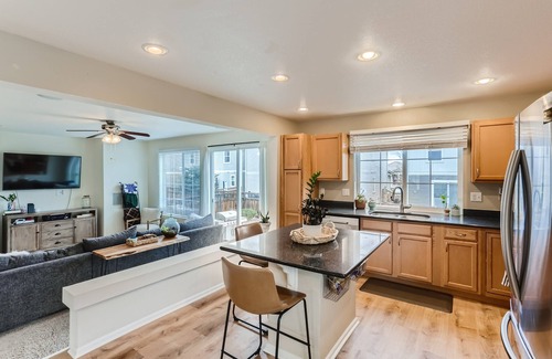 The Meadows House | Cozy Comfy 3 Bedroom Stay! Family sized home