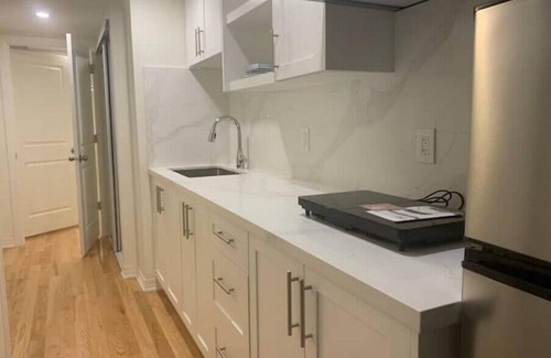 Bowmanville House | Cozy Compact 1 Bedroom Suite