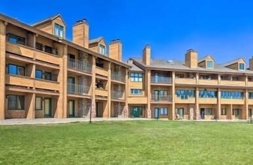 Granby Condo | Cozy Condo, 2 beds, 2 baths, kitchen, near Rocky Mtn Natl Park, golf and more!