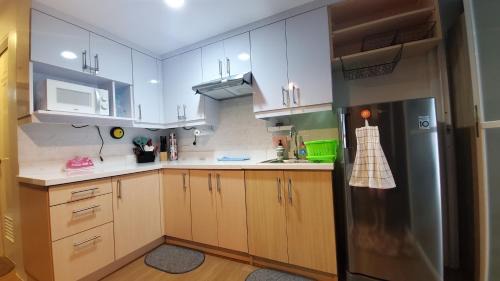 Silang Junction South Apartment | Cozy Condo at Pine Suites Tagaytay with WIFI Netflix & Pool