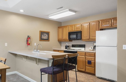 Branson West Condo | Cozy Condo at StoneBridge Village - just minutes from Silver Dollar City!