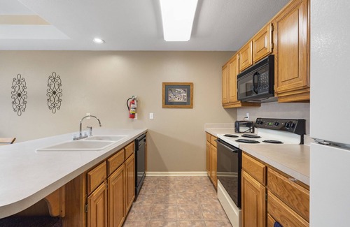 Branson West Condo | Cozy Condo at StoneBridge Village - just minutes from Silver Dollar City!